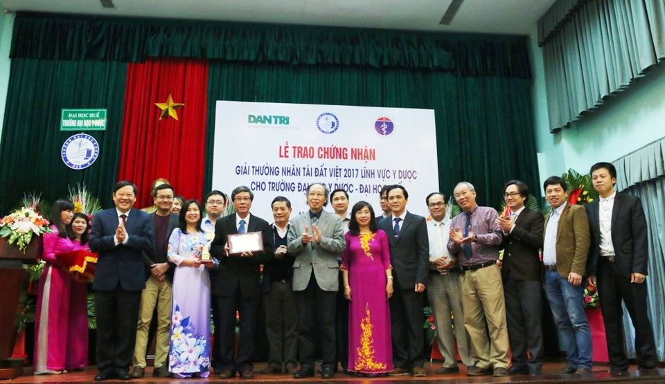 Thừa Thiên Huế tự hào 3 lần đoạt giải Nhân Tài Đất Việt - 2 Nhà báo Phạm Huy Hoàn, Tổng Biên tập báo Dân trí (giữa, vest trắng) trao chứng nhận và tiền thưởng 100 triệu đồng cho GS.TS. Cao Ngọc Thành, Hiệu trưởng Đại học Y Dược - Đại học Huế