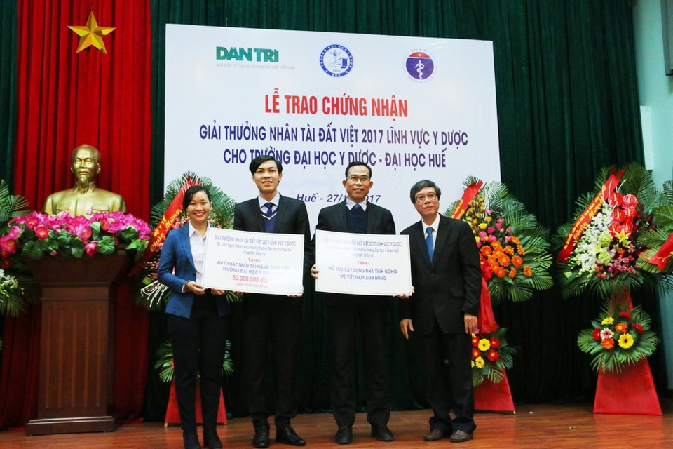 Thừa Thiên Huế tự hào 3 lần đoạt giải Nhân Tài Đất Việt - 6 Trưởng nhóm đề tài đoạt giải - GS. Cao Ngọc Thành (phải) trao ủng hộ cho Quỹ phát triển tài năng sinh viên Đại học Y Dược Huế và hỗ trợ xây nhà mẹ Việt Nam anh hùng