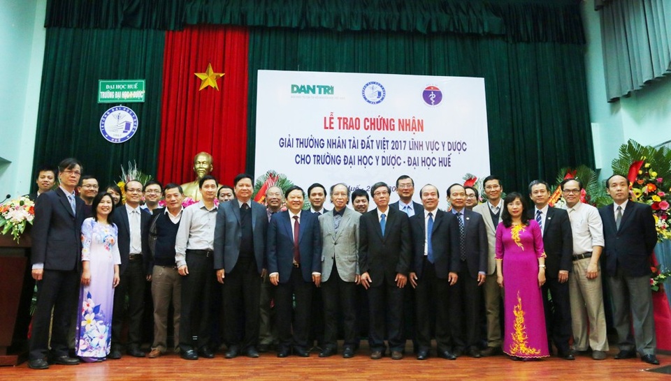 Thừa Thiên Huế tự hào 3 lần đoạt giải Nhân Tài Đất Việt - 1 Đại diện lãnh đạo báo Dân trí, Bộ Y tế, tỉnh Thừa Thiên Huế, Đại học Huế, Đại học Y Dược Huế, các nhóm tác giả trong cụm công trình đoạt giải thưởng Nhân Tài Đất Việt 2017 lĩnh vực Y Dược của trường Đại học Y Dược - Đại học Huế... chụp ảnh lưu niệm