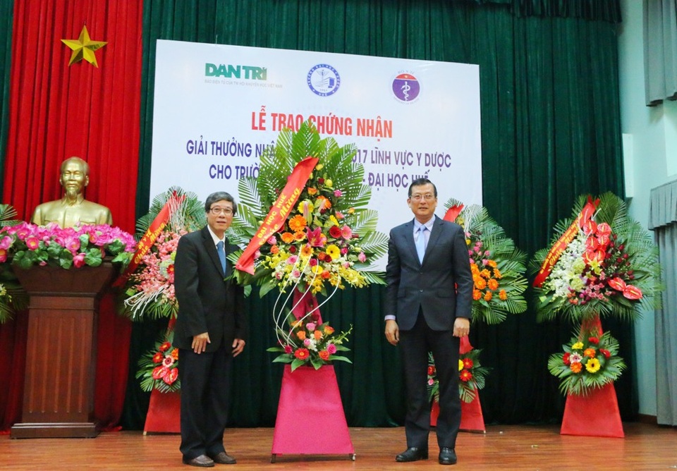 Thừa Thiên Huế tự hào 3 lần đoạt giải Nhân Tài Đất Việt - 9 TS. Trương Quý Tùng, Phó Giám đốc Đại học Huế (phải) chúc mừng GS. Cao Ngọc Thành và nhà trường