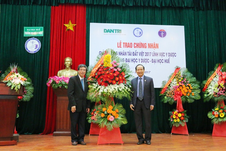 Thừa Thiên Huế tự hào 3 lần đoạt giải Nhân Tài Đất Việt - 10 GS. Trần Hữu Dàng, Chủ tịch Liên hiệp các Hội Khoa học và Kỹ thuật tỉnh Thừa Thiên Huế (phải) tặng hoa chúc mừng