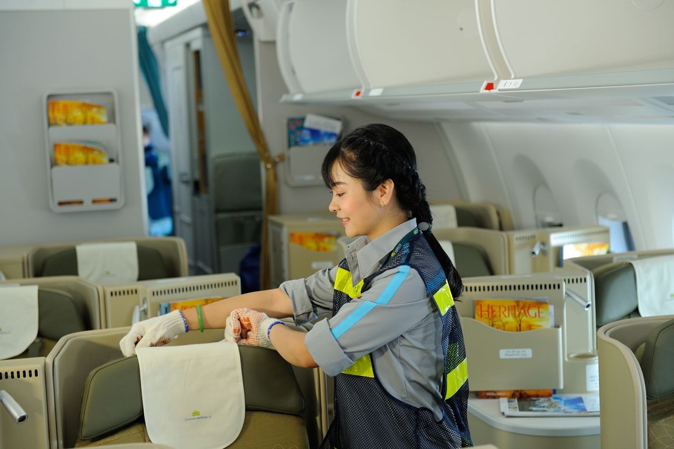Nhân viên vệ sinh - người góp phần “kiến tạo” những chuyến bay 4 sao - 2 Họ là những người phục vụ tận tâm, chuyên nghiệp