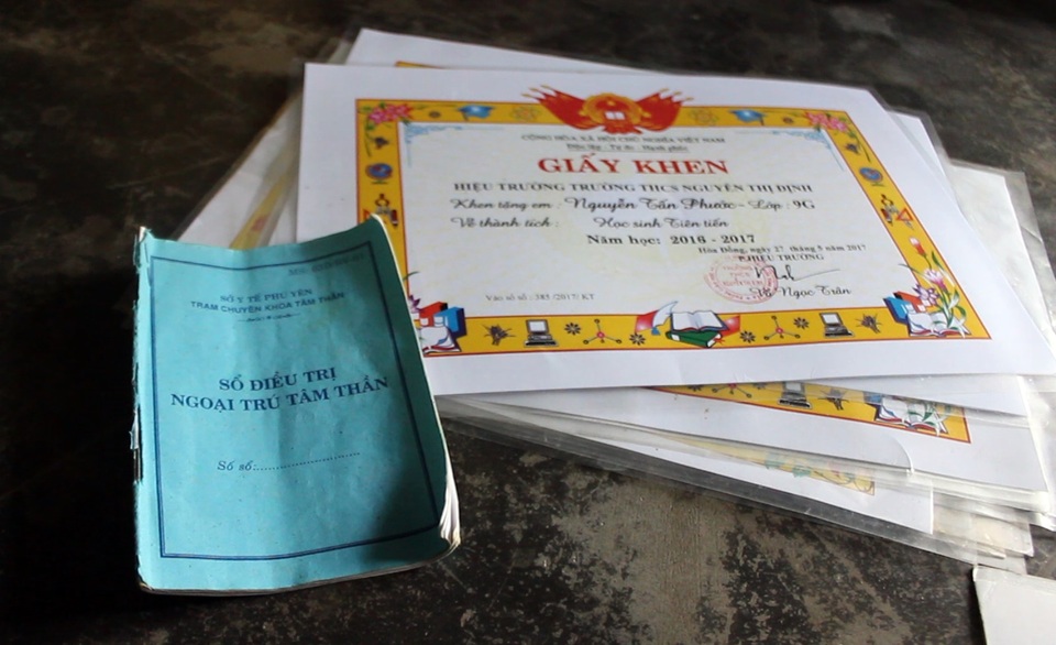 Xót xa cảnh mẹ bệnh thận nuôi con bệnh động kinh nặng - 2 Cháu Nguyễn Tấn Phước học lực khá giỏi nhiều năm liền nhưng đang đứng trước nguy cơ bỏ học vì gia đình khó khăn