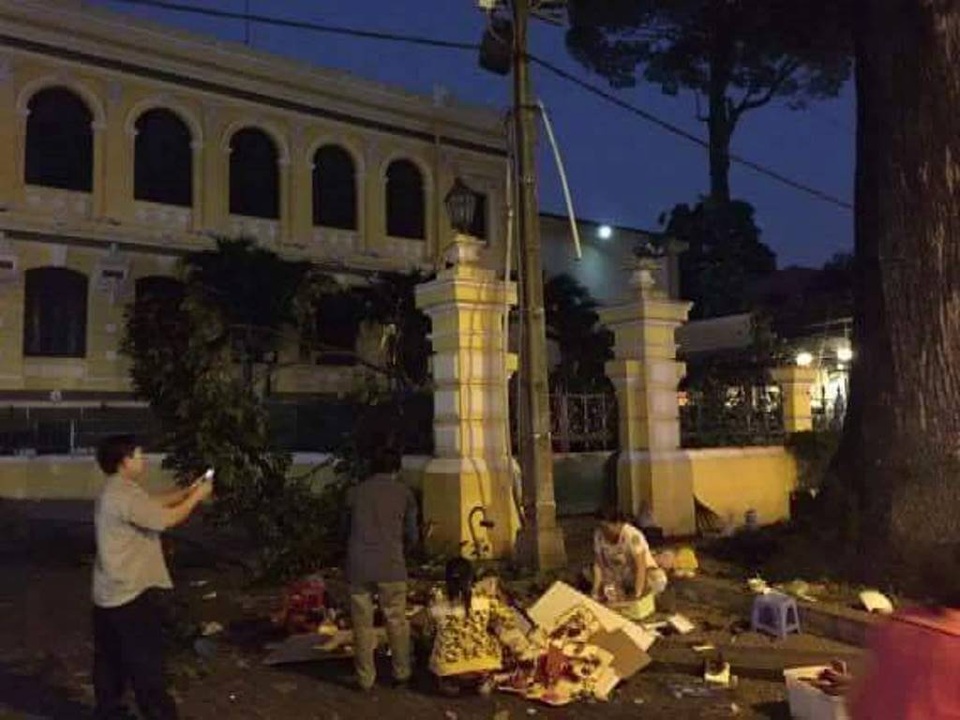 Cành cây rơi trúng người phụ nữ trước Bưu điện thành phố