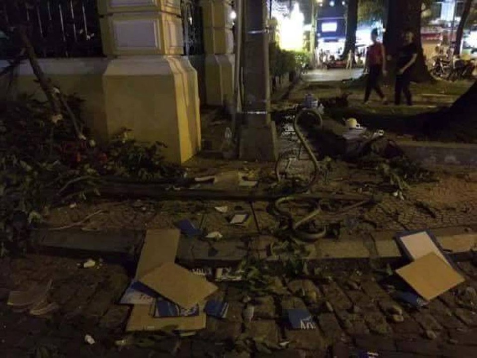 
Hiện trường nhánh cây rơi trúng người phụ nữ trước Bưu điện TP
