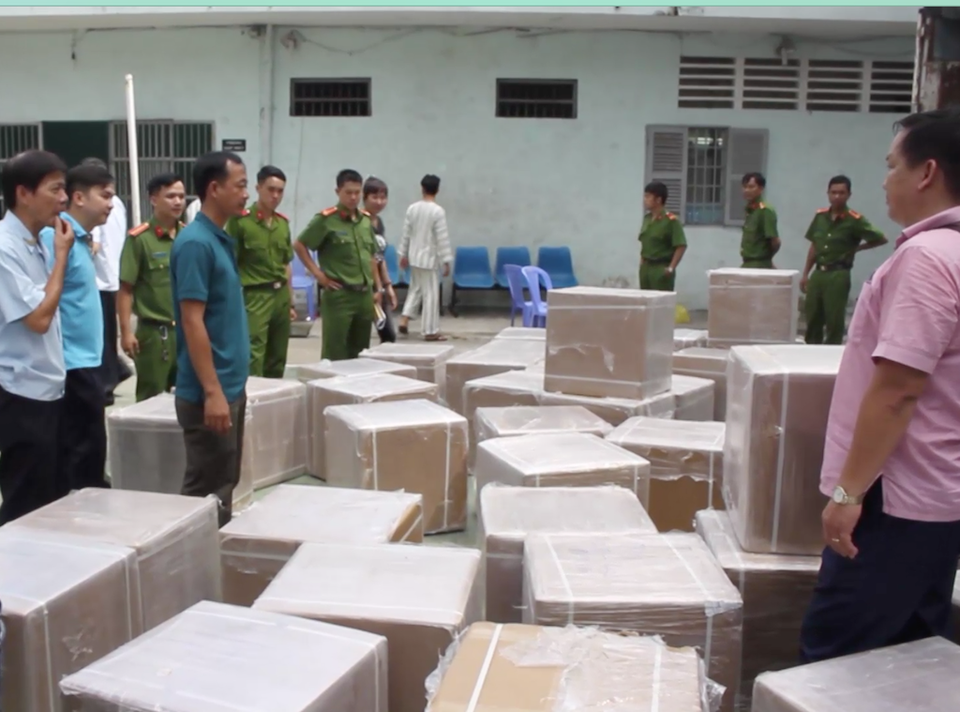 Lô thuốc tân dược lậu trị giá hơn 5 tỷ đồng tuồn vào Việt Nam - 2 Công an kiểm tra lô thuốc tân dược nhập lậu