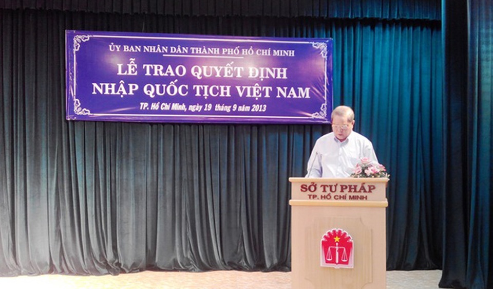 Yêu cầu khẩn trương rà soát người nước ngoài cư trú trên địa bàn TPHCM - 1 Một buổi lễ trao quyết định nhập quốc tịch Việt Nam tại Sở Tư pháp TPHCM (Ảnh tư liệu).