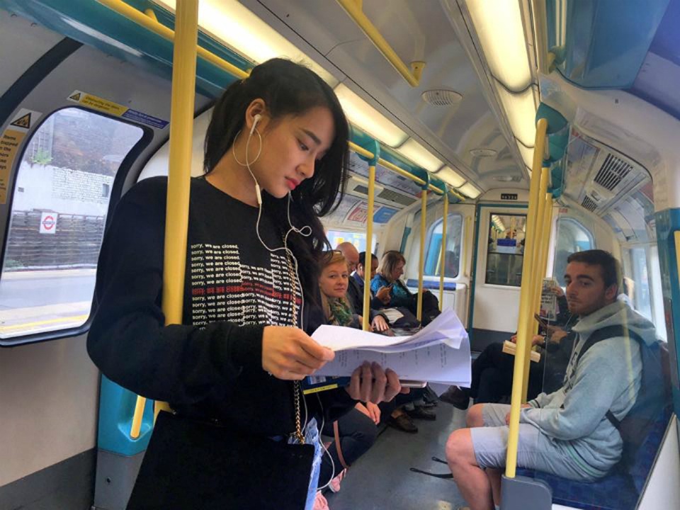 Nhã Phương chia sẻ hình ảnh chăm chỉ làm việc ngay cả trên tàu điện ngầm: Món ăn đầu tiên khi đến UK là cuốn kịch bản.