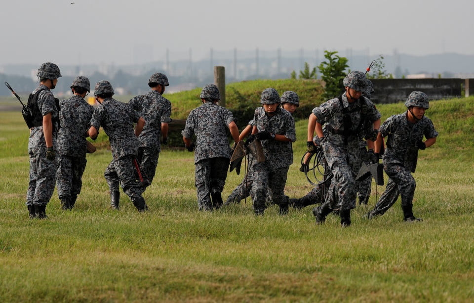 Theo tờ Mainichi Shimbun, Lực lượng Phòng vệ Không quân Nhật Bản sáng nay 29/8 đã tiến hành cuộc diễn tập tại căn cứ không quân Yokota ở phía tây thủ đô Tokyo và căn cứ không quân Iwakuni ở phía tây Nhật Bản.
