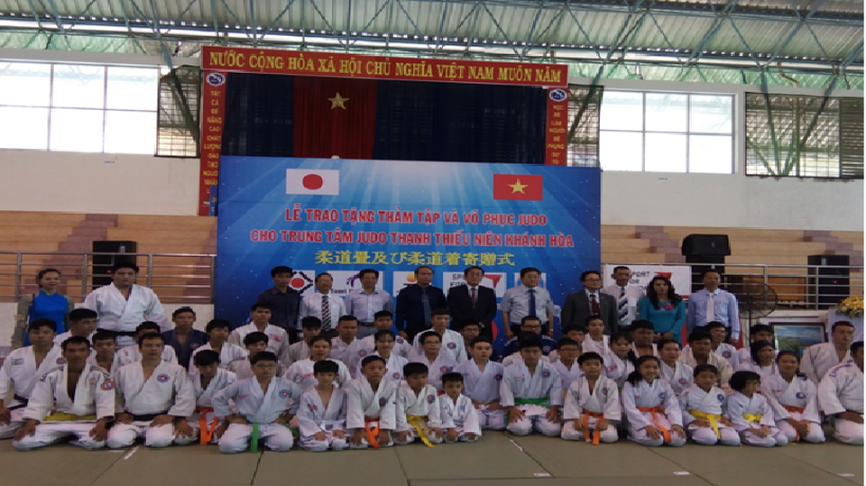 Nhật Bản tặng 50 bộ võ phục Judo cho Việt Nam - 2 Các đại biểu và võ sinh Judo chụp ảnh kỷ niệm tại lễ trao tặng (Ảnh: Đại sứ quán Nhật Bản)