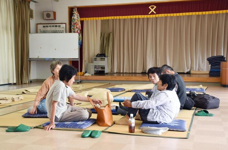 Những người dân đi sơ tán đã trải qua một đêm đầy lo lắng tại các trại tập trung được dựng tạm tại các trường học hoặc các tòa nhà chính phủ - nơi có nền đất cao hơn, trong khi cảnh báo về nguy cơ xảy ra lở đất và lũ lụt được phát đi.