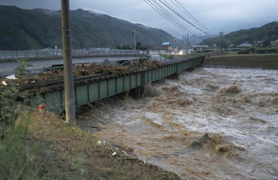 40 trực thăng cũng được huy động và túc trực cho tới khi thời tiết ổn định hơn để tới hỗ trợ người dân.