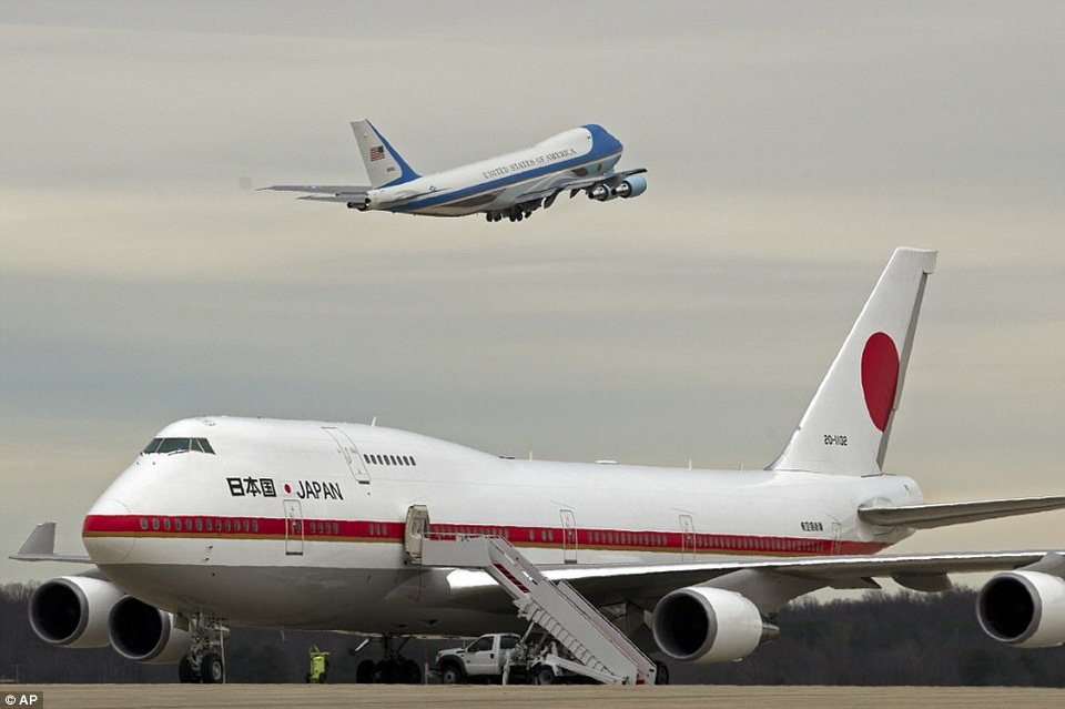 Dàn chuyên cơ “khủng” tháp tùng lãnh đạo các nền kinh tế APEC - 7 Chuyên cơ Boeing 747-400 của Nhật Bản (Ảnh: Dailymail)