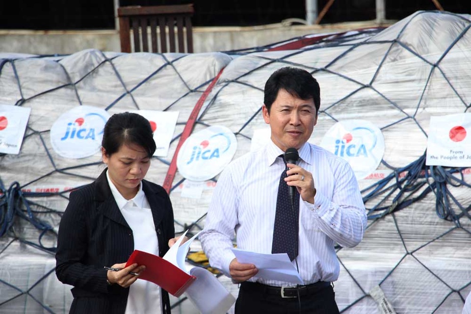 Nhật Bản hỗ trợ khẩn cấp cho vùng thiệt hại thiên tai ở Yên Bái, Hòa Bình - 2 Công sứ Nhật bản tại Việt Nam ngài Nagai Katsuro (bìa phải) bày tỏ sự cảm thông với những thiệt hại của nhân dân Việt Nam phải gánh chịu trong đợt mưa lũ lịch sử vừa qua.
