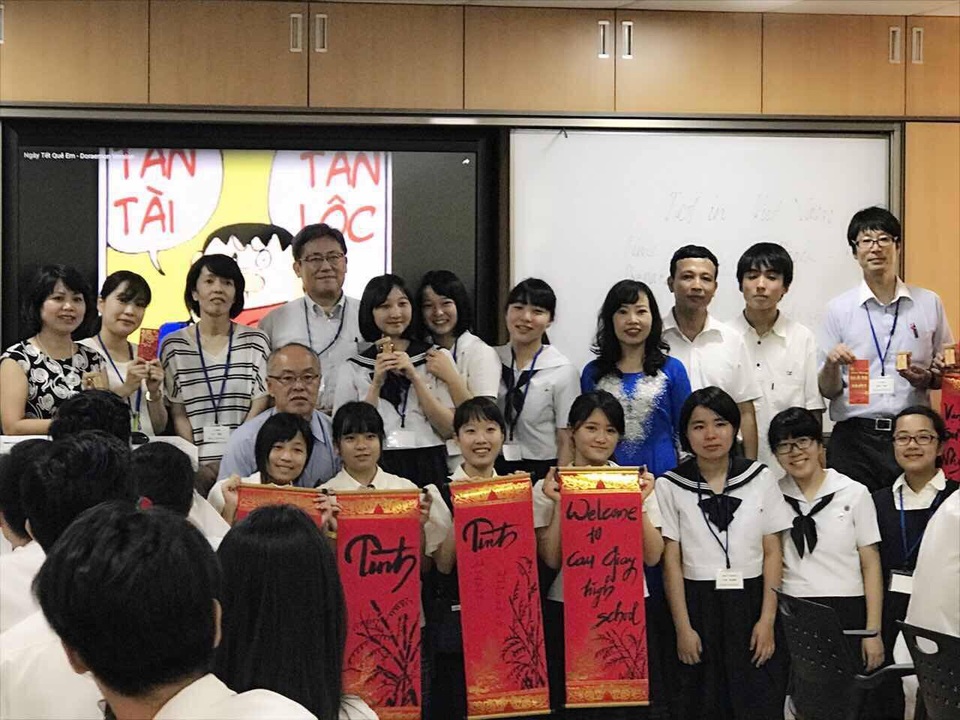 60 học sinh Nhật Bản trải nghiệm học tập tại Hà Nội - 2 Tại phòng học tiếng Anh, Trường THPT Cầu Giấy: chủ đề Tết cổ truyền Việt Nam. Học sinh được trải nghiệm phong tục ngày Tết.