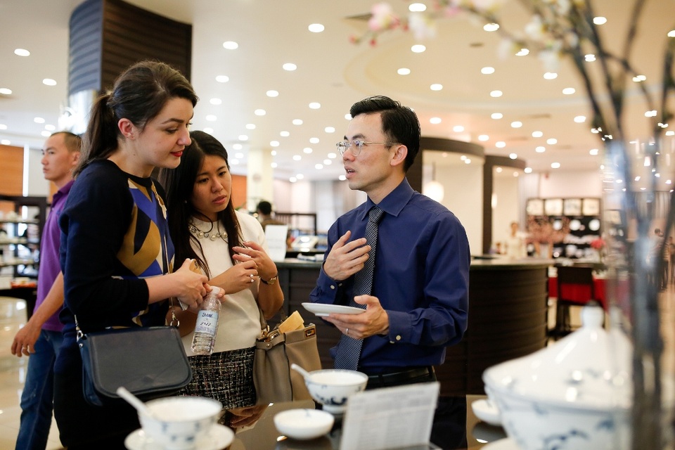 Nhật báo The New York Times ca ngợi đầu bếp và ẩm thực Việt - 11 Ông Lý Huy Sáng giới thiệu sản phẩm Lys Horeca cho các phóng viên The New York Times