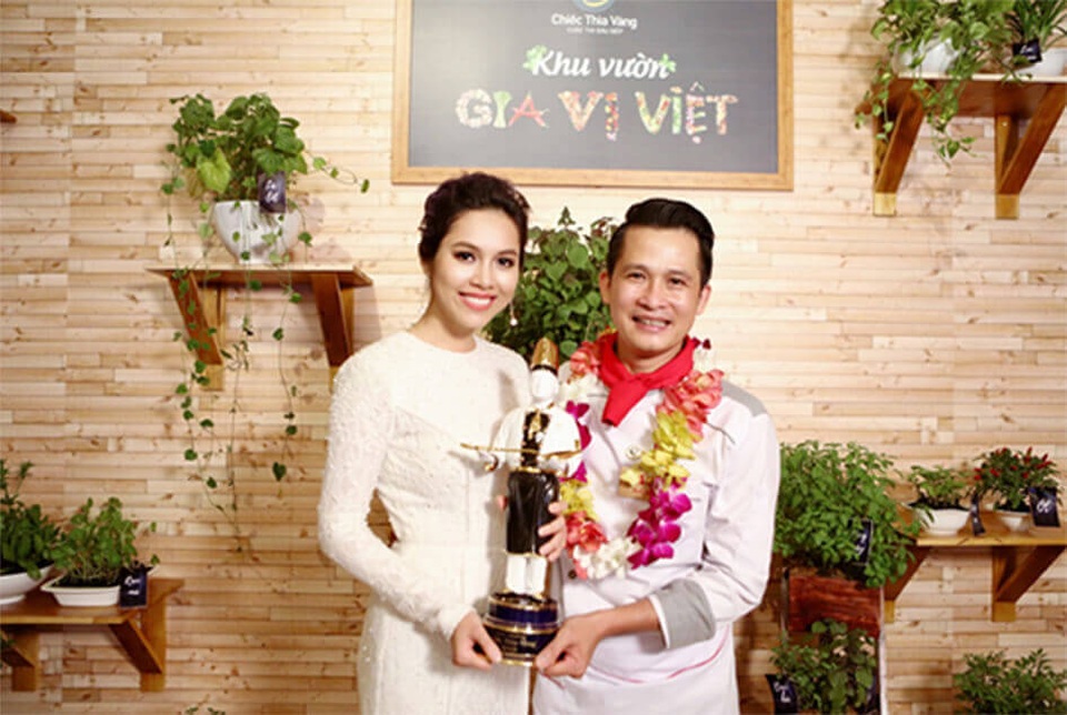 Nhật báo The New York Times ca ngợi đầu bếp và ẩm thực Việt - 8 Bếp trưởng Lê Võ Anh Duy và Á hậu Vũ Hoàng My - đại sứ của cuộc thi Chiếc Thìa Vàng