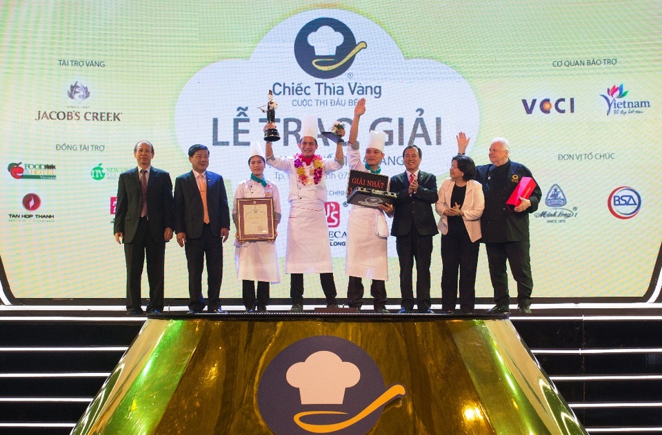Nhật báo The New York Times ca ngợi đầu bếp và ẩm thực Việt - 7 Với thành tích đạt giải nhất cả ba vòng sơ tuyển, bán kết và chung kết, các đầu bếp Khu du lịch Bình Qưới 1 bước lên bục cao nhất dành cho nhà vô địch của Chiếc Thìa Vàng 2016