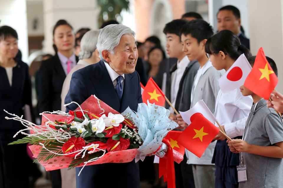 Truyền thông quốc tế viết về chuyến thăm Việt Nam của Nhà vua Nhật Bản - 1
Nhật Hoàng Akihito và Hoàng hậu Michiko được chào đón khi về tới khách sạn tại Hà Nội chiều ngày 28/2 (Ảnh: Reuters)