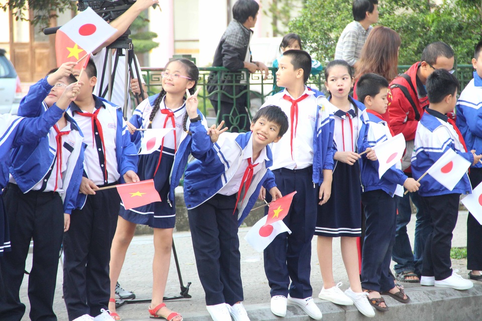 Người dân Cố đô Huế nồng nhiệt đón Nhật hoàng và Hoàng hậu - 23
Các em học sinh tiểu học háo hức nhìn theo Nhật hoàng và Hoàng hậu trong xe ô tô