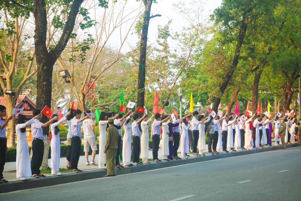 Người dân Cố đô Huế nồng nhiệt đón Nhật hoàng và Hoàng hậu - 3 Trên đường Lê Lợi, các em học sinh tay cầm cờ của hai đất nước Việt Nam và Nhật Bản vui mừng chào đón Nhật Hoàng đến với Cố đô Huế