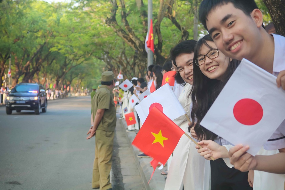 Người dân Cố đô Huế nồng nhiệt đón Nhật hoàng và Hoàng hậu - 20
Những gương mặt học sinh Huế tươi cười rạng rỡ hân hoan chào đón Nhà vua Nhật và Hoàng hậu đến với cố đô