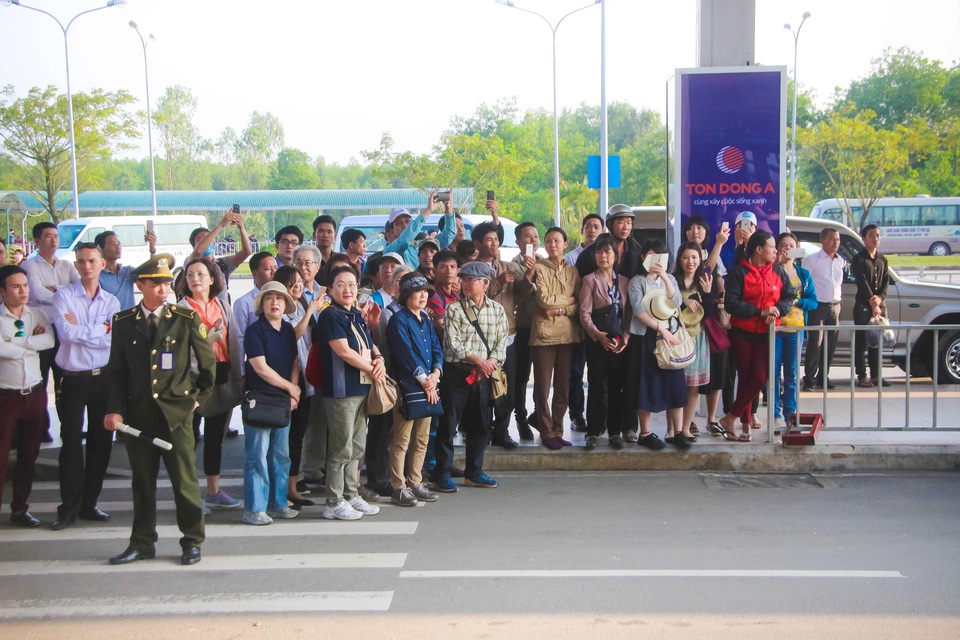 Người dân Cố đô Huế nồng nhiệt đón Nhật hoàng và Hoàng hậu - 13
Nhiều người dân Nhật Bản cũng đã đợi trước ở sân bay để chào đón