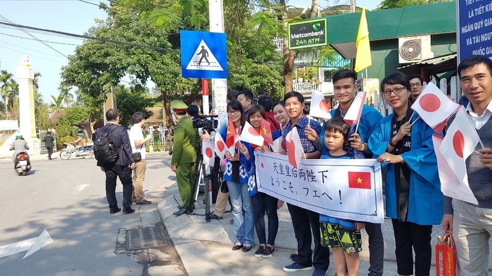 Nhật hoàng thăm nhà lưu niệm Phan Bội Châu - 7 Nhiều người Nhật và Việt Nam chào đón vợ chồng Nhật hoàng ở các con đường dẫn lên di tích Phan Bội Châu