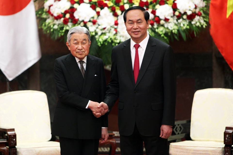 Chủ tịch nước đón Nhà vua Nhật Bản và Hoàng hậu - 9
Chủ tịch nước Trần Đại Quang và Phu nhân chụp ảnh lưu niệm với Nhật hoàng và Hoàng hậu sau lễ đón chính thức tại Phủ Chủ tịch.
