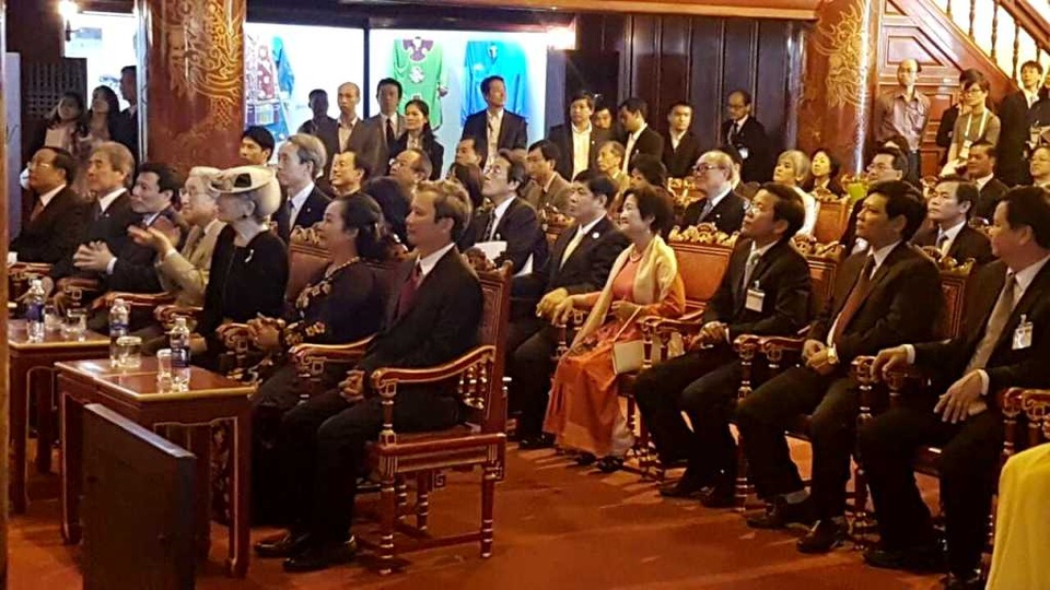 Nhật hoàng vui mừng gặp nhạc công Huế từng qua Nhật Bản biểu diễn - 2 Nhật hoàng và Hoàng hậu xem biểu diễn Nhã nhạc Cung đình Huế tại nhà hát Duyệt Thị Đường trong chuyến thăm Hoàng Cung Huế sáng 4/3