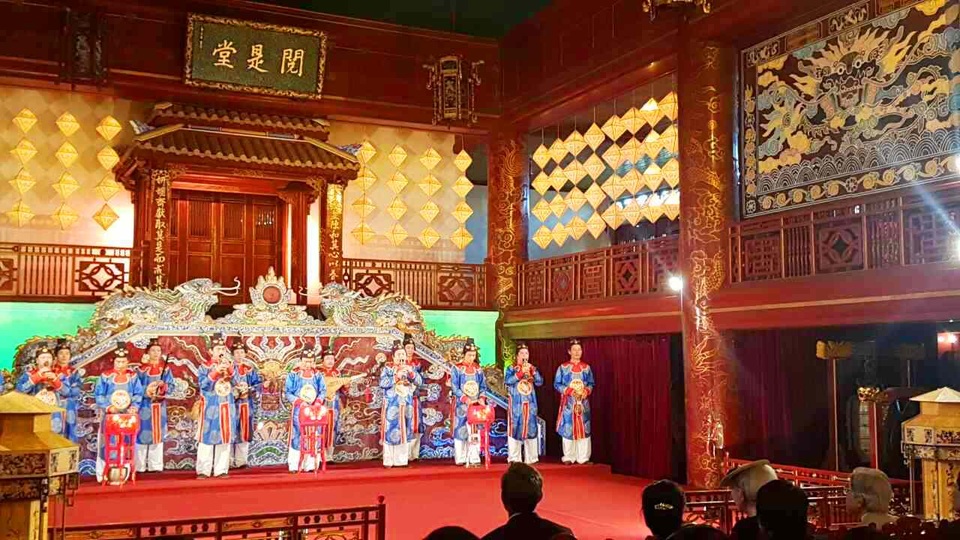 Nhật hoàng vui mừng gặp nhạc công Huế từng qua Nhật Bản biểu diễn - 3 Các nhạc công trình diễn tiết mục Đại Nhạc