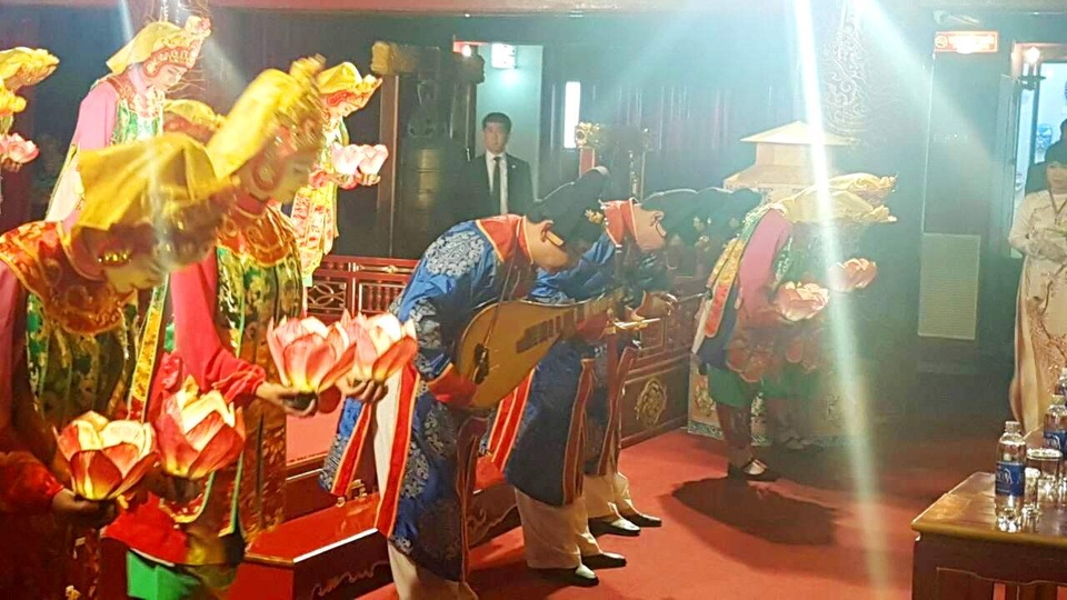 Nhật hoàng vui mừng gặp nhạc công Huế từng qua Nhật Bản biểu diễn - 4 Các nghệ sĩ của Nhà hát Truyền thống Cung đình Huế chào Nhà vua và Hoàng hậu Nhật Bản sau tiết mục cuối cùng - múa Lục Cúng Hoa Đăng