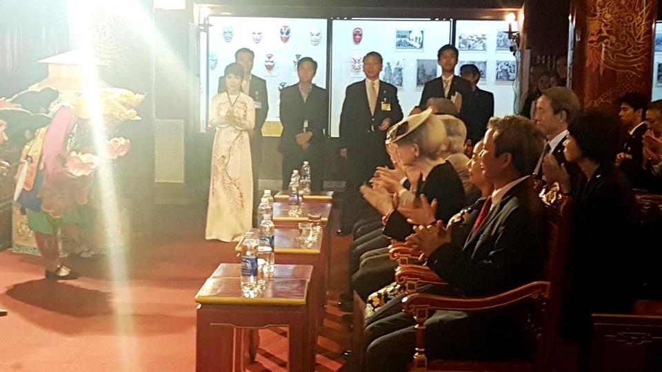 Nhật hoàng vui mừng gặp nhạc công Huế từng qua Nhật Bản biểu diễn - 5
Nhật hoàng và Hoàng hậu vỗ tay chúc mừng các nghệ sĩ