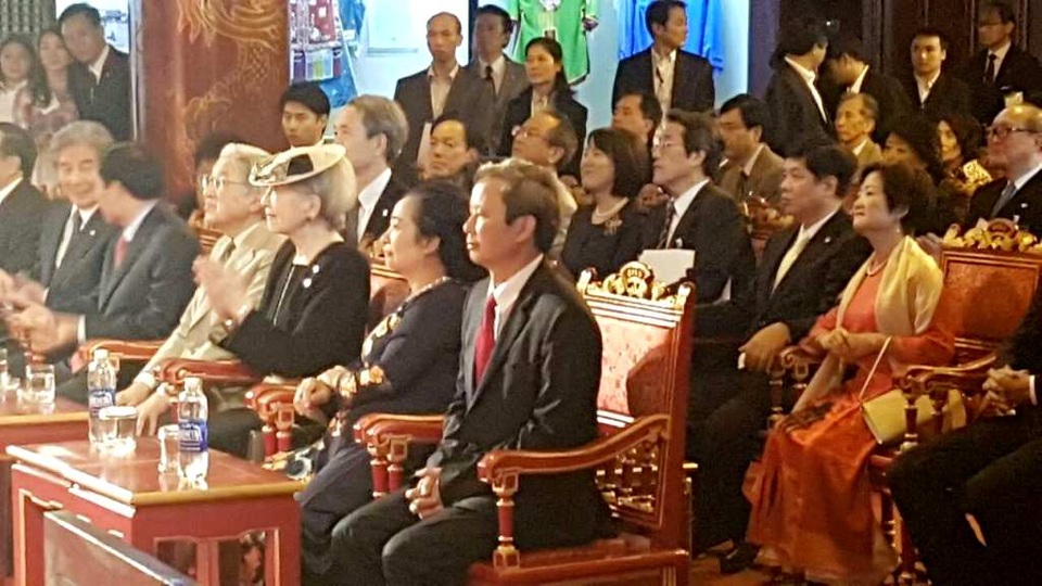 Nhật hoàng vui mừng gặp nhạc công Huế từng qua Nhật Bản biểu diễn - 6 Nhật hoàng Akihito rất vui mừng khi được gặp lại các nhạc công cũ đã biểu diễn cho hoàng gia Nhật xem cách đây 10 năm ở Hoàng Cung Tokyo (ảnh: TS. Phan Thanh Hải, Giám đốc Trung tâm Bảo tồn Di tích Cố đô Huế cung cấp)
