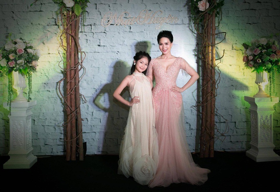 Nhật Huyền: “Cố nhạc sĩ An Thuyên là người thầy lớn trong cuộc đời tôi” - 5 Nhật Huyền cùng bé Hà Thiên Trang - diễn viên nhí trong MV Ave Maria Paien.