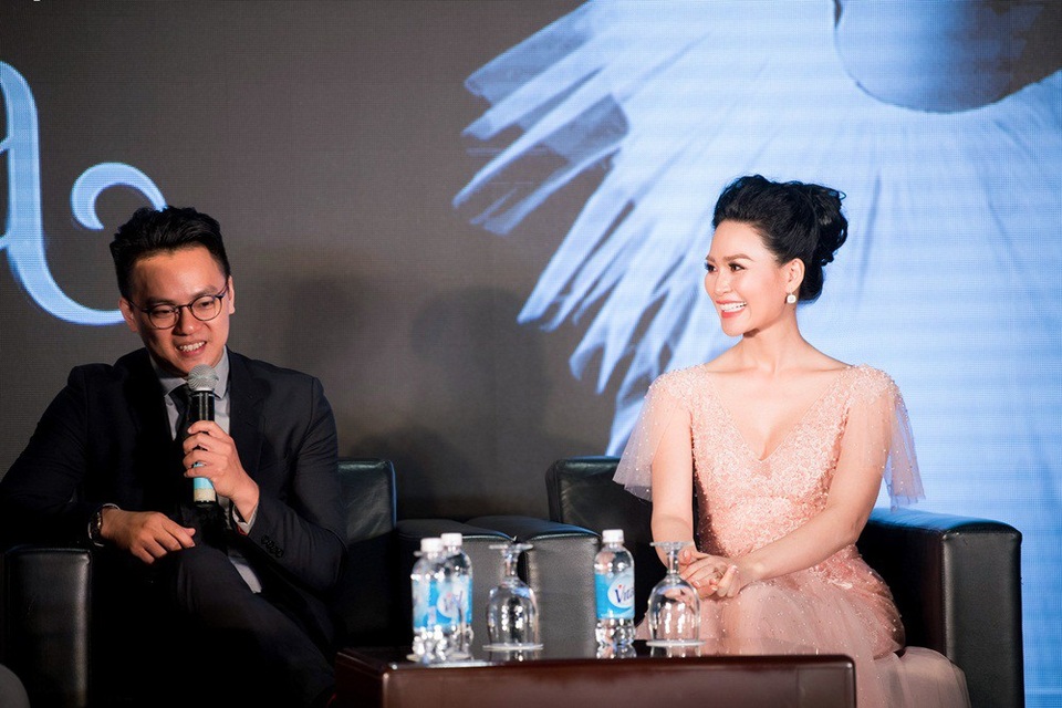 Nhật Huyền: “Cố nhạc sĩ An Thuyên là người thầy lớn trong cuộc đời tôi” - 4 Nhật Huyền và nhạc trưởng tài ba Trần Nhật Minh chia sẻ trong buổi ra mắt album đầu tay của Nhật Huyền.