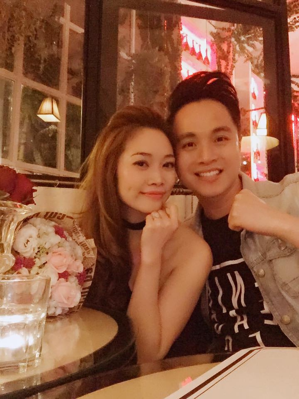 Cựu thành viên nhóm 1088, ca sĩ Nhật Tinh Anh chia sẻ bữa ăn tối hạnh phúc bên người yêu đã gắn bó cùng anh trong rất nhiều năm qua.