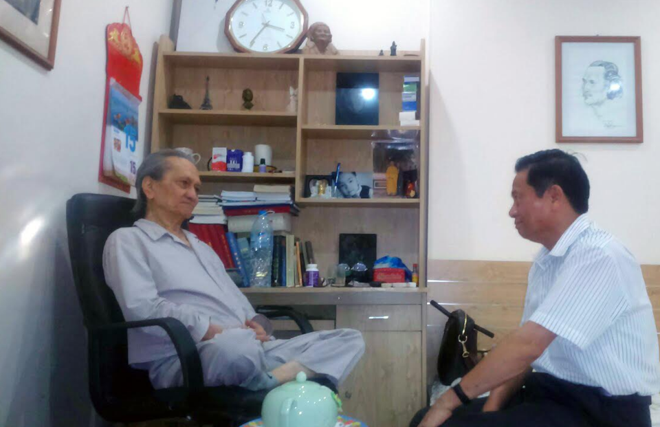 
Ông Lê Doãn Hợp - Chủ tịch danh dự Hội Truyền thông số Việt Nam trong một lần tới thăm nhà văn Võ Thanh An
