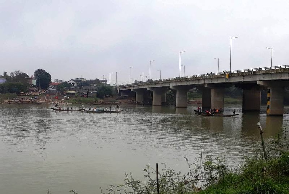 Tìm kiếm một giáo viên nghi mất tích dưới sông Thạch Hãn - 2 Sử dụng thuyền tìm kiếm trên sông (Ảnh: CTV)