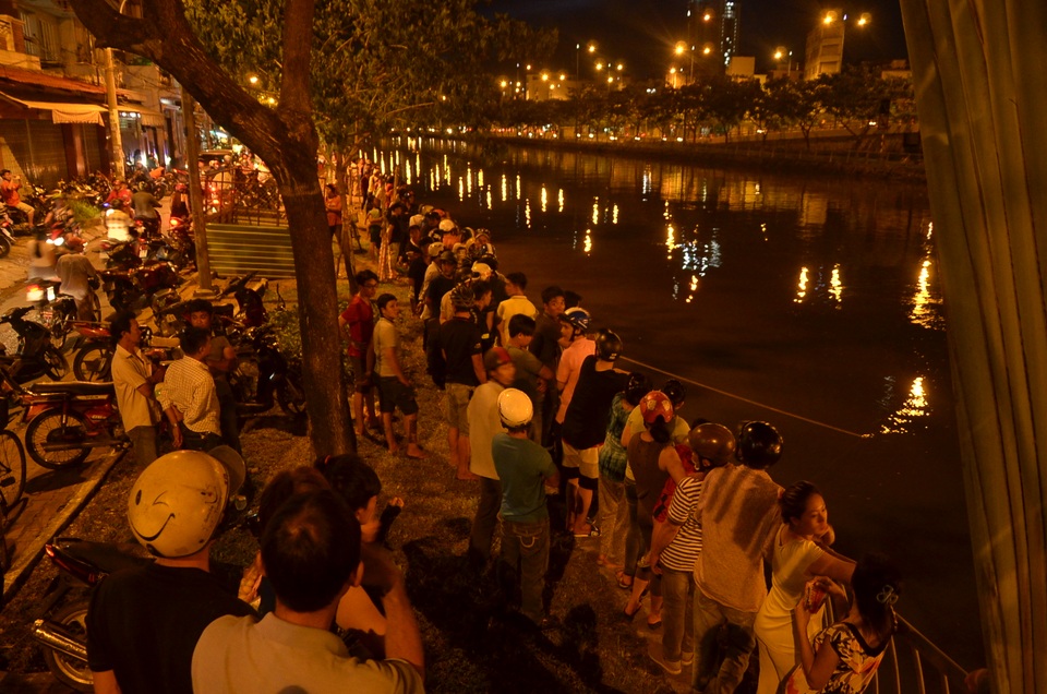 Người dân vây kín cầu xem cảnh sát mò tìm người mất tích - 2 Người dân vây kín cầu xem cảnh sát mò tìm người mất tích - 2