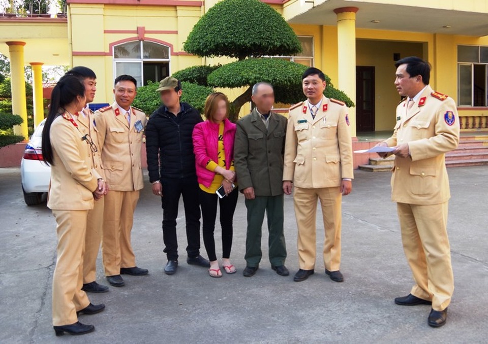 Cảnh sát giao thông giải cứu cô gái có ý định nhảy cầu - 1 Lực lượng CSGT Công an tỉnh Hà Nam động viên chị C. và gia đình (ảnh: Công an Hà Nam)