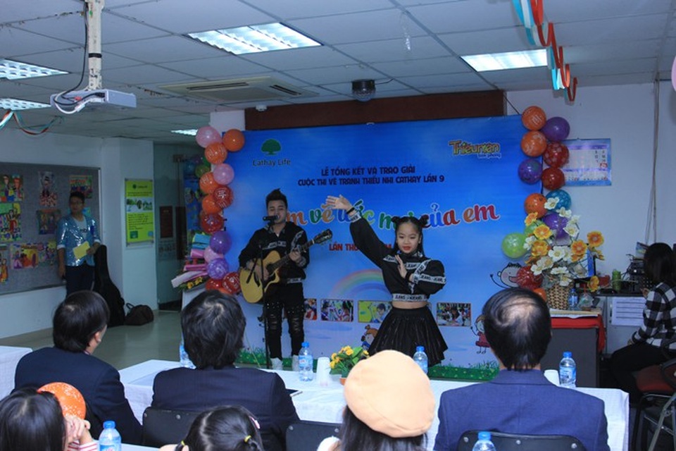 “Em vẽ ước mơ của em”: Một thế giới tuổi thơ rực rỡ sắc màu - 1
Những tiết mục văn nghệ của các em thiếu nhi để chào mừng buổi lễ thật sôi động.