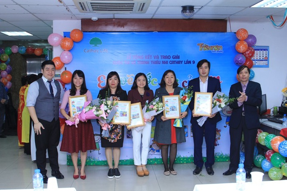 “Em vẽ ước mơ của em”: Một thế giới tuổi thơ rực rỡ sắc màu - 3
Ban tổ chức trao giấy chứng nhận tập thể cho cho các trường tích cực tham gia cuộc thi.