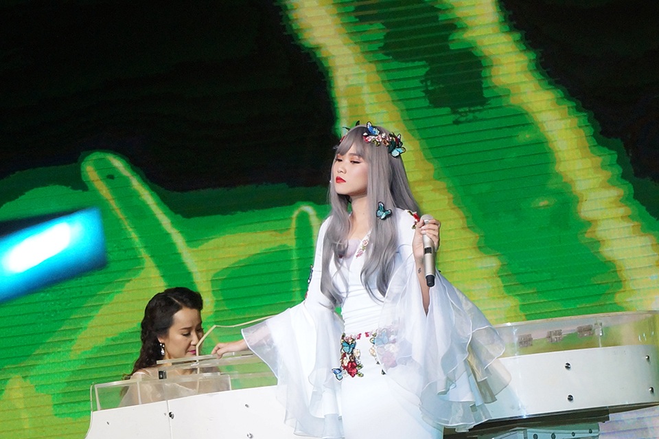 Sang đến phần thi đấu thứ 2, Trương Thảo Nhi mang đến ca khúc “Hỏi” với phần đệm đàn của HLV Giáng Son.