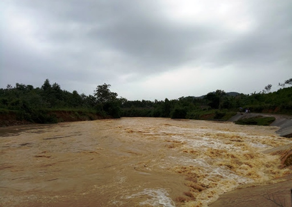 Mưa lớn kéo dài, nước lũ đã cô lập nhiều nơi - 1 Mưa lớn khiến nước lũ ở nhiều sông, suối trên địa bàn các xã miền núi của Thanh Hóa dâng cao