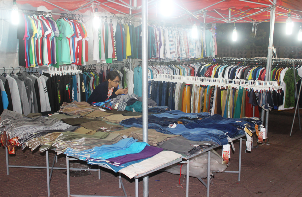 Phú Yên: Tiểu thương bỏ chợ đêm vì buôn bán ế ẩm - 3 Có gian hàng chẳng có một bóng dáng khách đến mua