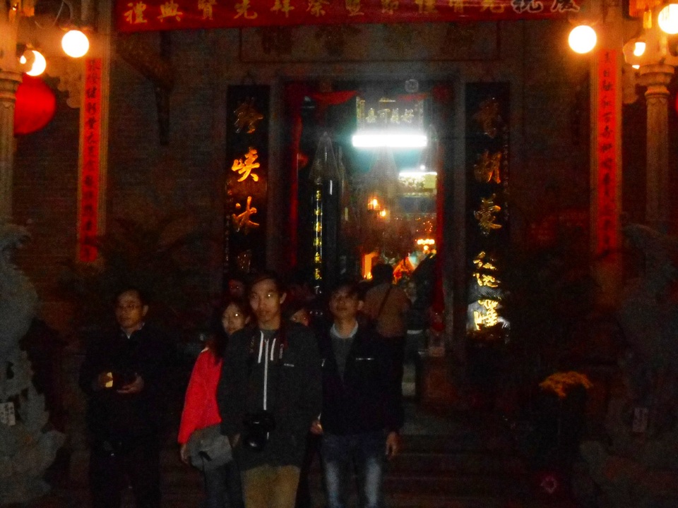 Du khách đổ về Hội An khai hội Nguyên Tiêu - 13 Nhiều người chọn đi chùa, hội quán cầu nguyện