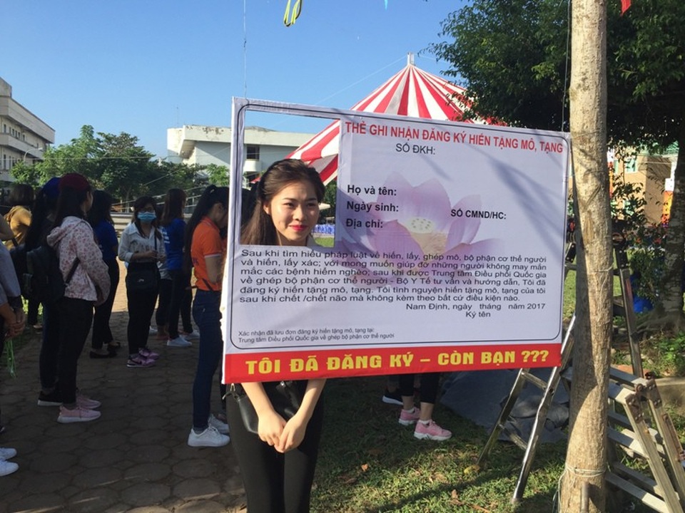Gần 1.000 người đăng ký hiến mô, tạng trong Ngày hội "Chung tay vì sự sống" - 2 Nhiều bạn trẻ đến đăng ký hiến tặng mô, tạng