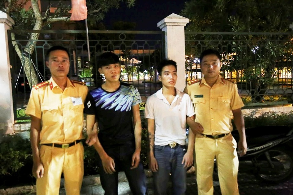 Ngăn chặn kịp thời nhóm thanh niên chở cả bao tải dao rựa đi hỗn chiến - 1 Bảo và Phước bị các công an Đội CSGT TP Huế bắt giữ trên đường khi chở theo một bao tải dao rựa