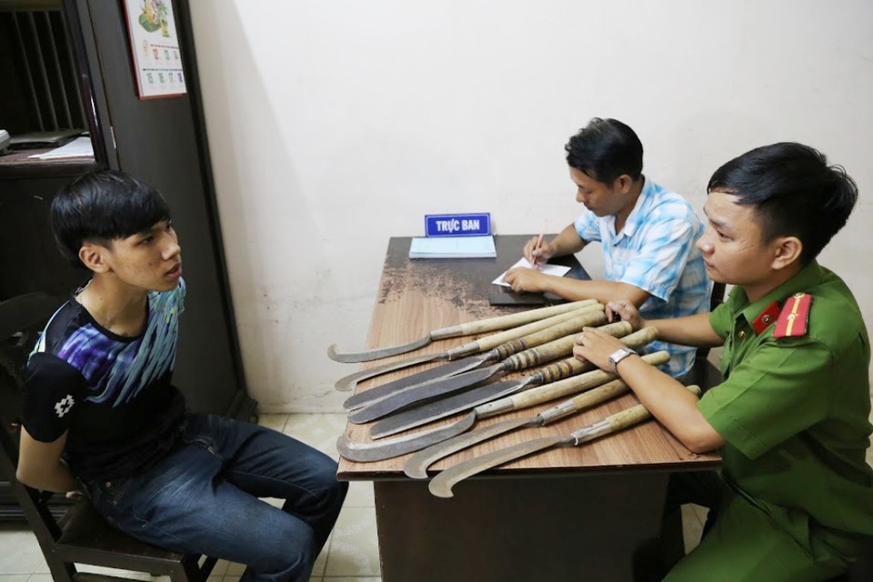 Ngăn chặn kịp thời nhóm thanh niên chở cả bao tải dao rựa đi hỗn chiến - 2 Số dao rựa này dùng để chuẩn bị hỗn chiến với 1 nhóm khác tại Khu thi đấu Bà Triệu trong đêm